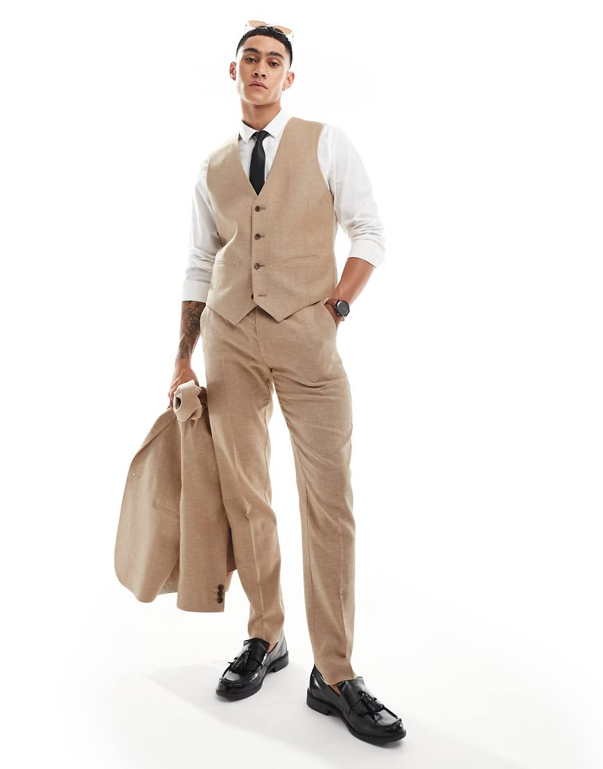 ASOS DESIGN - Schmal geschnittene Anzughose mit Fischgrätmuster und Leinenanteil in Stein-Braun von ASOS DESIGN