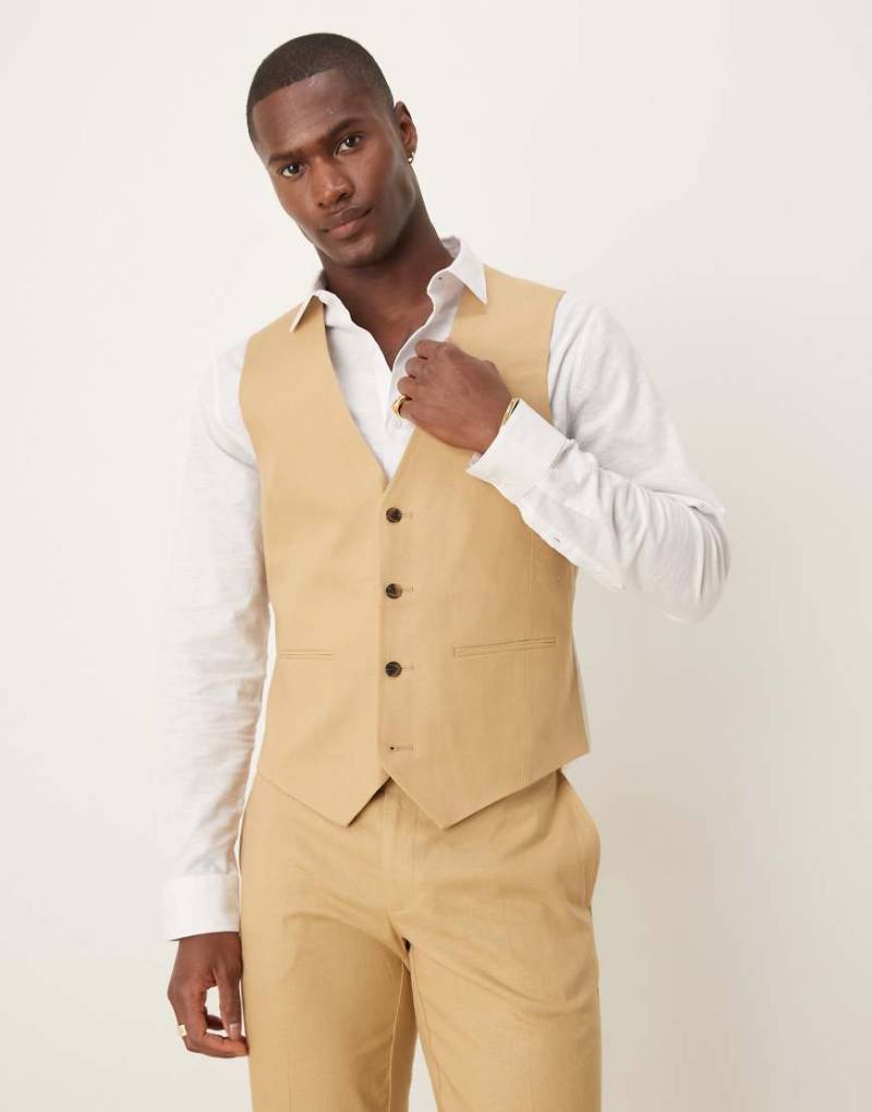 ASOS DESIGN - Schmal geschnittene Anzugweste aus Leinenmix in Beige-Neutral von ASOS DESIGN
