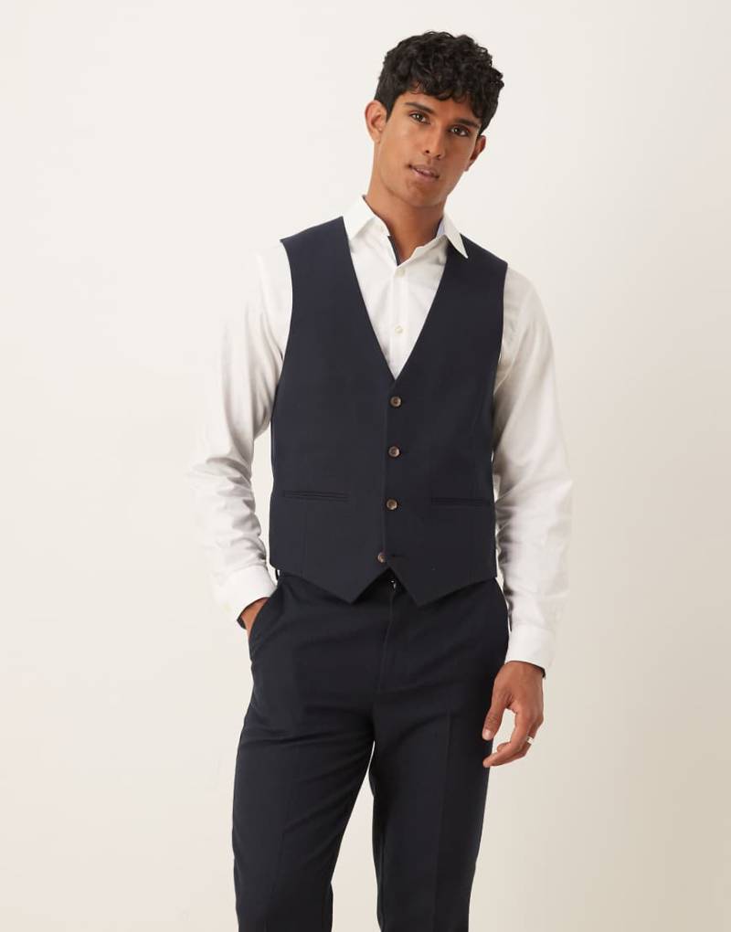 ASOS DESIGN - Schmal geschnittene Anzugweste in marineblauer Wolloptik mit Fischgrätmuster ASOS DESIGN - Schmal geschnittene Anzugweste in marineblauer Wolloptik mit Fischgrätmuster von ASOS DESIGN