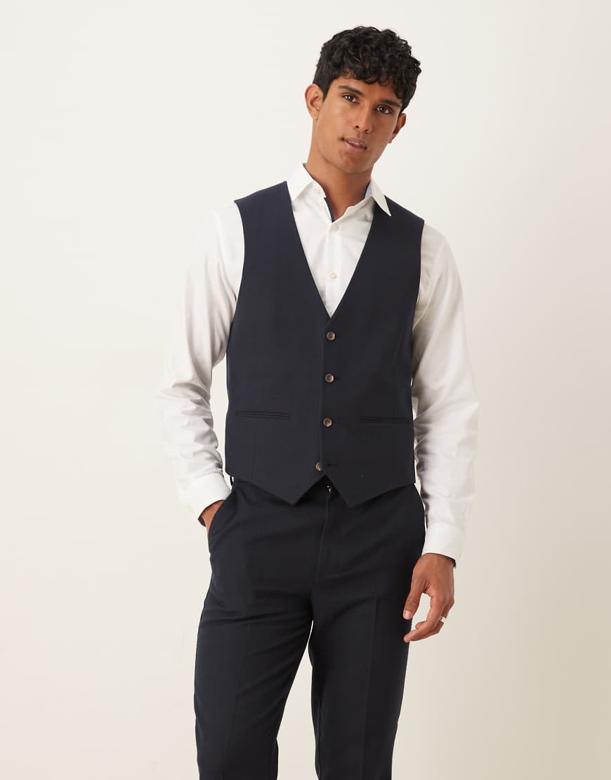 ASOS DESIGN - Schmal geschnittene Anzugweste in marineblauer Wolloptik mit Fischgrätmuster ASOS DESIGN - Schmal geschnittene Anzugweste in marineblauer Wolloptik mit Fischgrätmuster von ASOS DESIGN