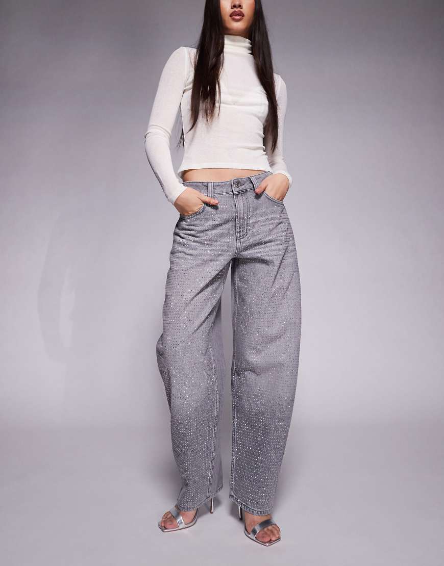 ASOS DESIGN - Schmal geschnittene Barrel-Jeans in Grau mit strassverzierter Vorderseite von ASOS DESIGN