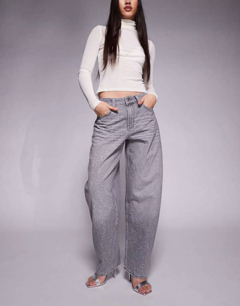 ASOS DESIGN - Schmal geschnittene Barrel-Jeans in Grau mit strassverzierter Vorderseite von ASOS DESIGN