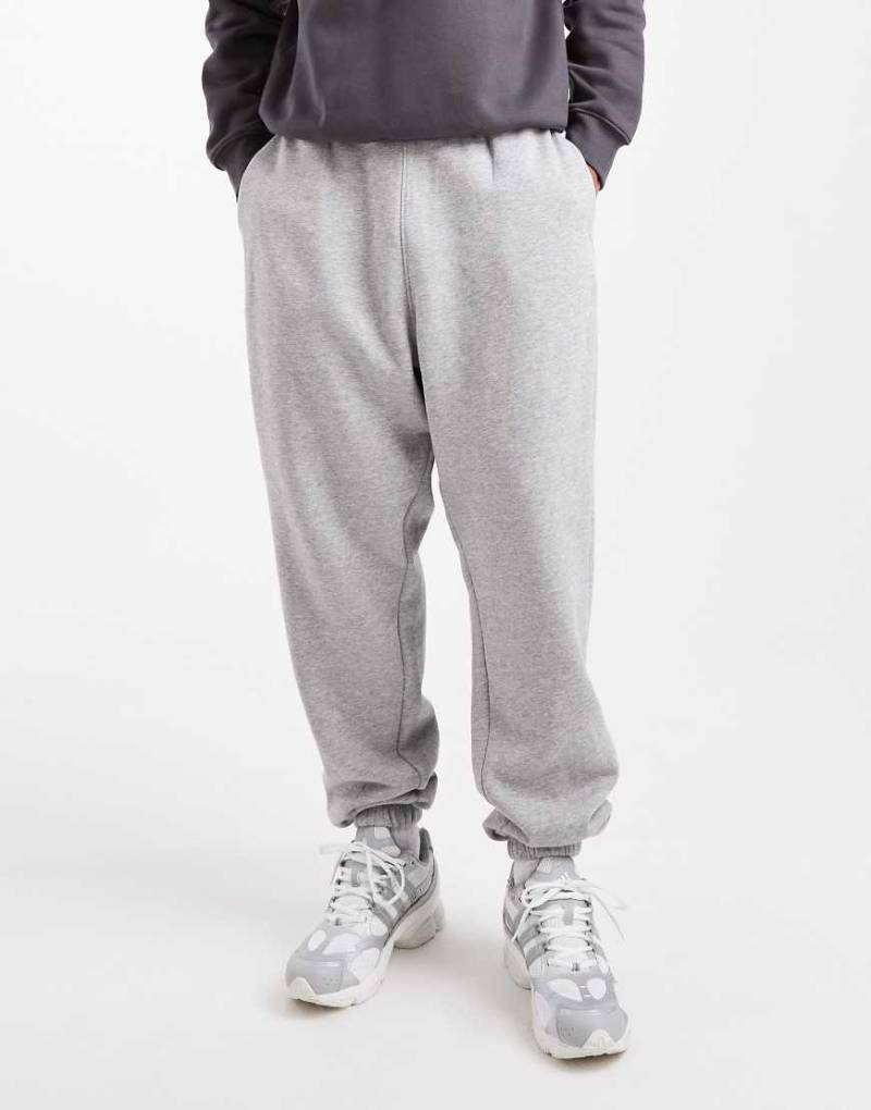 ASOS DESIGN - Schmal geschnittene Basic-Jogginghose in meliertem Grau von ASOS DESIGN