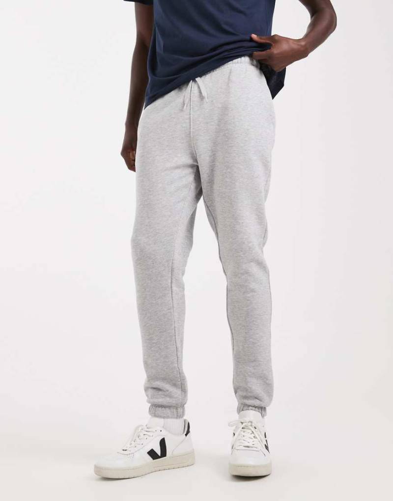 ASOS DESIGN - Schmal geschnittene Basic-Jogginghose in meliertem Grau von ASOS DESIGN