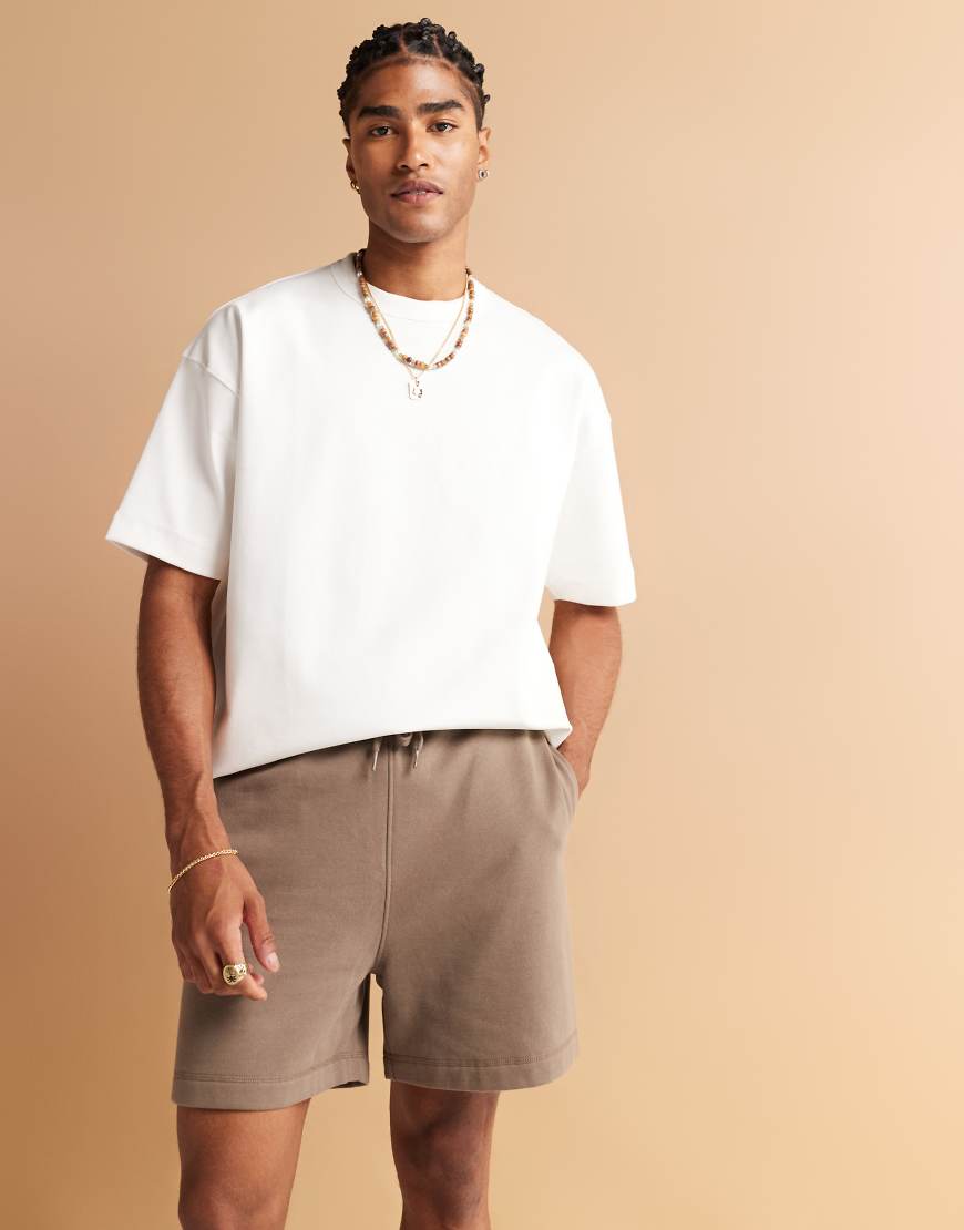 ASOS DESIGN - Schmal geschnittene Basic-Shorts in Hellbraun ASOS DESIGN - Schmal geschnittene Basic-Shorts in Hellbraun von ASOS DESIGN