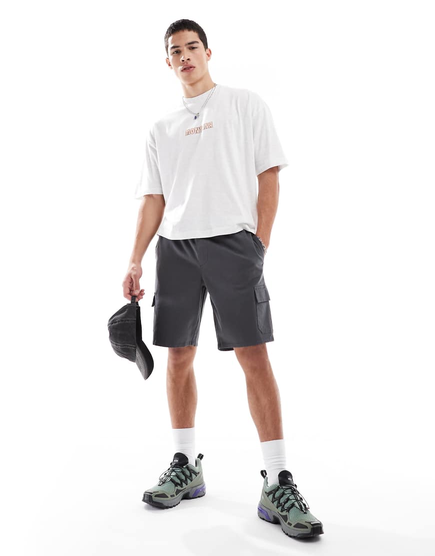 ASOS DESIGN - Schmal geschnittene Cargo-Shorts in Anthrazit-Grau ASOS DESIGN - Schmal geschnittene Cargo-Shorts in Anthrazit-Grau von ASOS DESIGN