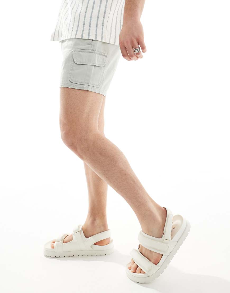 ASOS DESIGN - Schmal geschnittene Cargo-Shorts in Grau ASOS DESIGN - Schmal geschnittene Cargo-Shorts in Grau von ASOS DESIGN