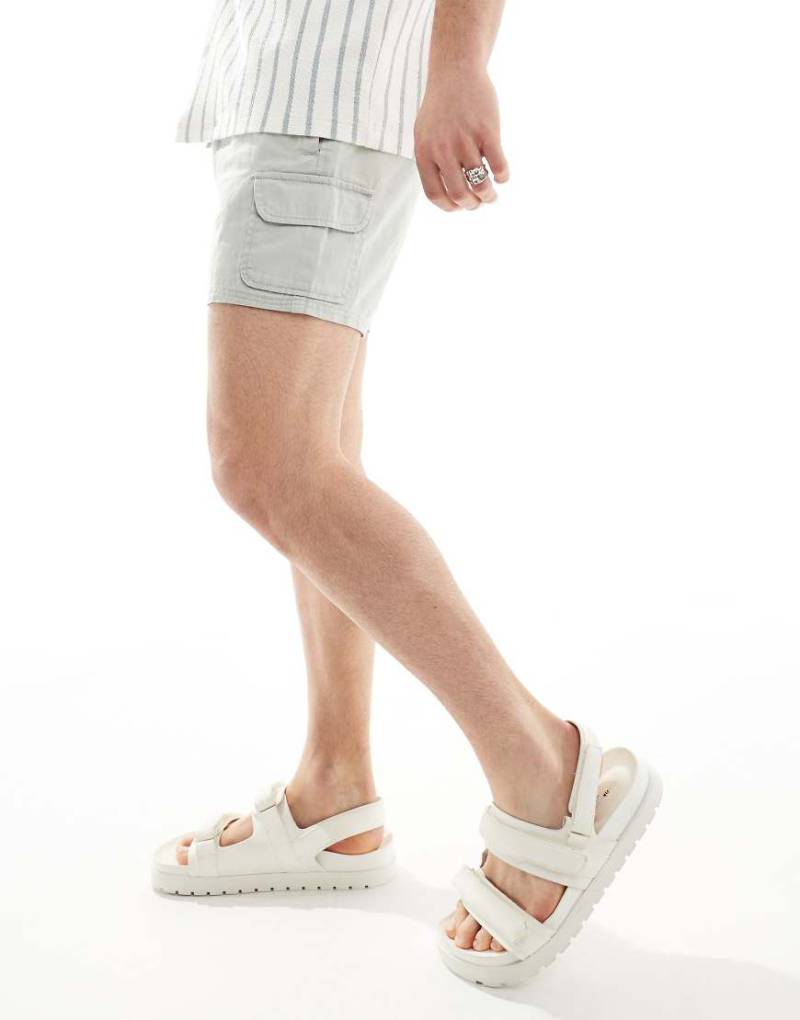 ASOS DESIGN - Schmal geschnittene Cargo-Shorts in Grau von ASOS DESIGN