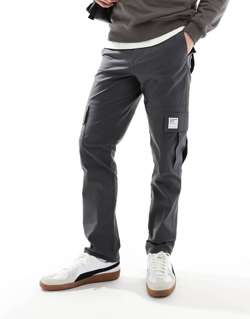 ASOS DESIGN - Schmal geschnittene Cargohose in Anthrazit mit Aufnäher-Grau von ASOS DESIGN