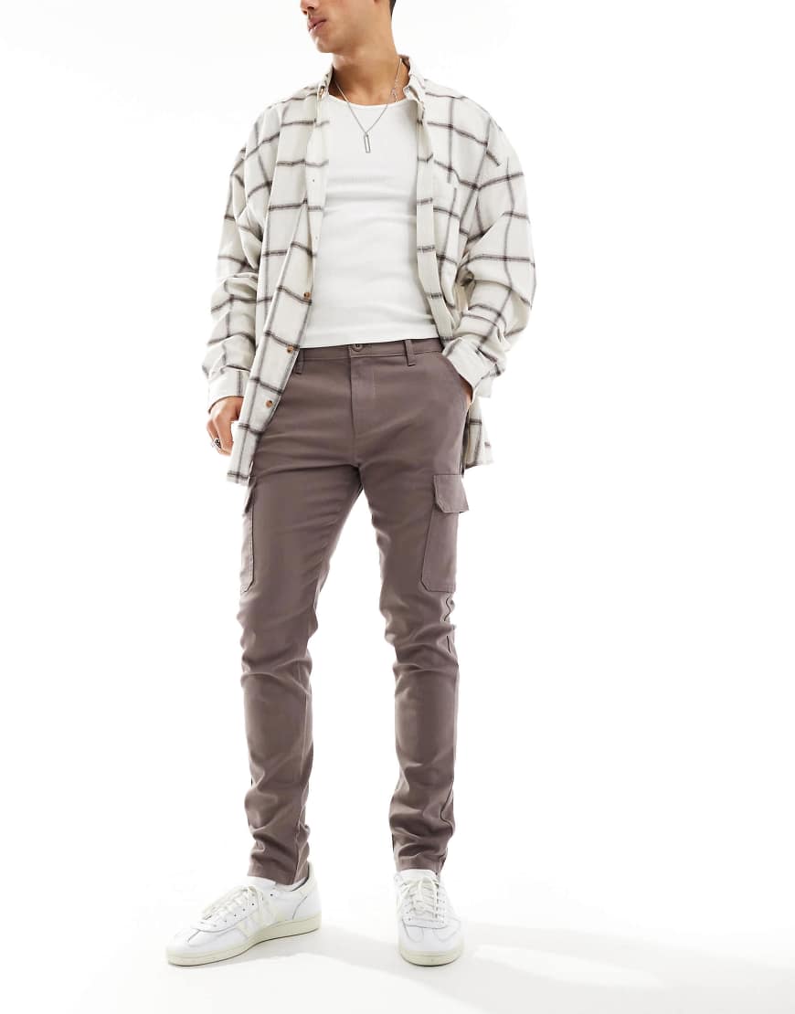 ASOS DESIGN - Schmal geschnittene Cargohose in Braun ASOS DESIGN - Schmal geschnittene Cargohose in Braun von ASOS DESIGN