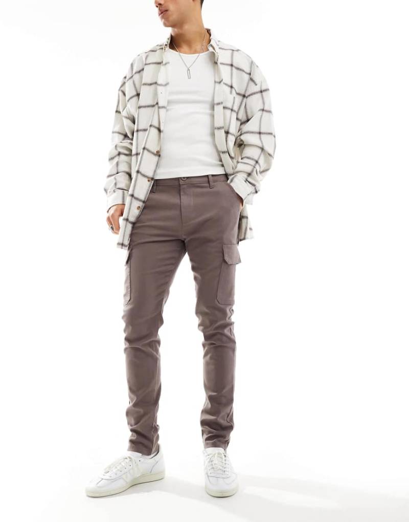 ASOS DESIGN - Schmal geschnittene Cargohose in Braun von ASOS DESIGN
