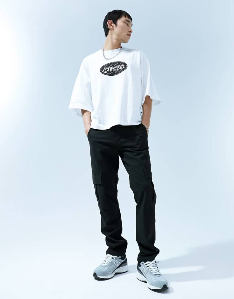 ASOS DESIGN - Schmal geschnittene Cargohose in Schwarz ASOS DESIGN - Schmal geschnittene Cargohose in Schwarz von ASOS DESIGN