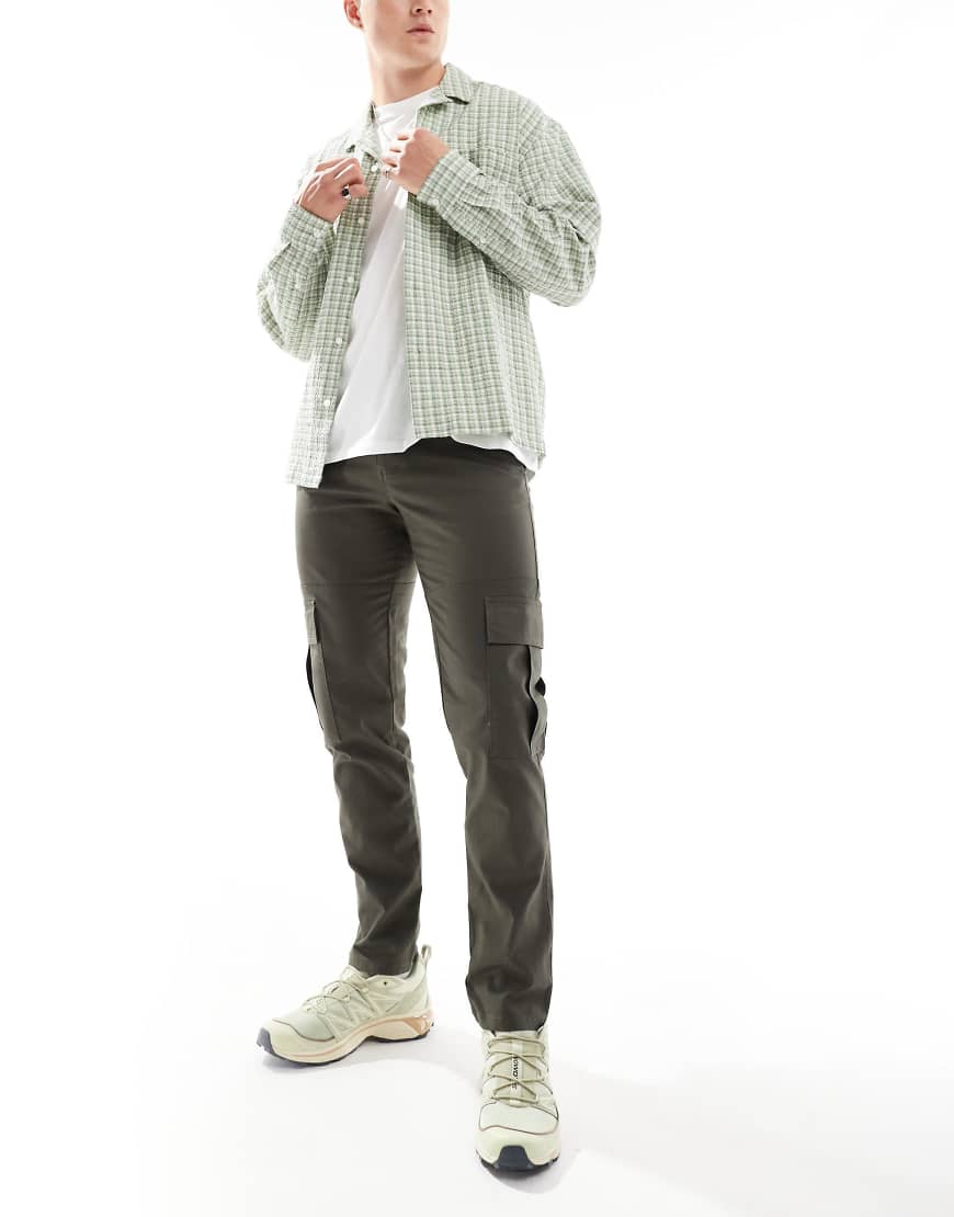 ASOS DESIGN - Schmal geschnittene Cargohose in dunklem Khaki-Grün von ASOS DESIGN