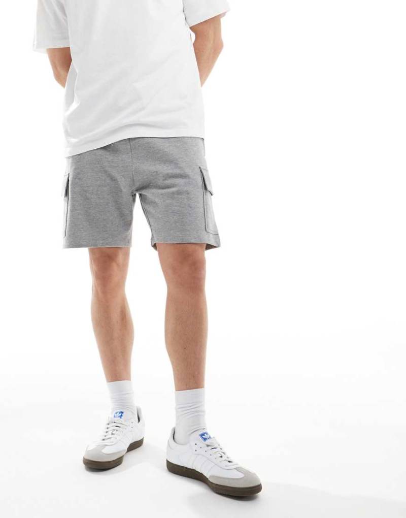 ASOS DESIGN - Schmal geschnittene Cargoshorts in Grau von ASOS DESIGN