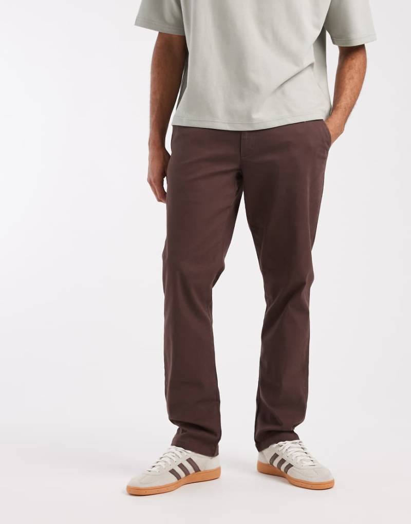 ASOS DESIGN - Schmal geschnittene Chino-Hose in Braun-Brown von ASOS DESIGN