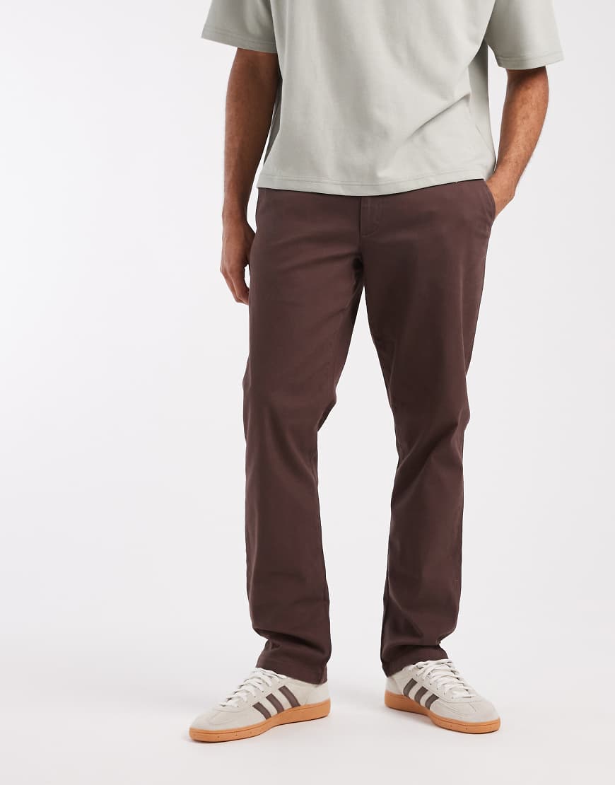ASOS DESIGN - Schmal geschnittene Chino-Hose in Braun-Brown von ASOS DESIGN