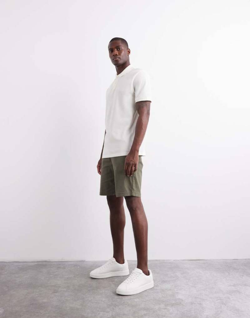 ASOS DESIGN - Schmal geschnittene Chino-Shorts in Khaki in normaler Länge-Grün von ASOS DESIGN