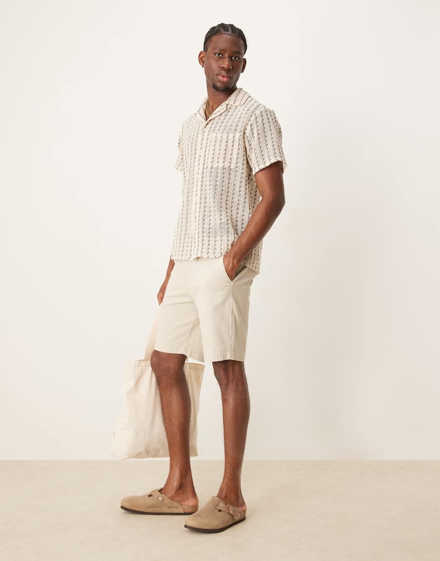 ASOS DESIGN - Schmal geschnittene Chino-Shorts in Steinbeige in normaler Länge-Neutral ASOS DESIGN - Schmal geschnittene Chino-Shorts in Steinbeige in normaler Länge-Neutral von ASOS DESIGN