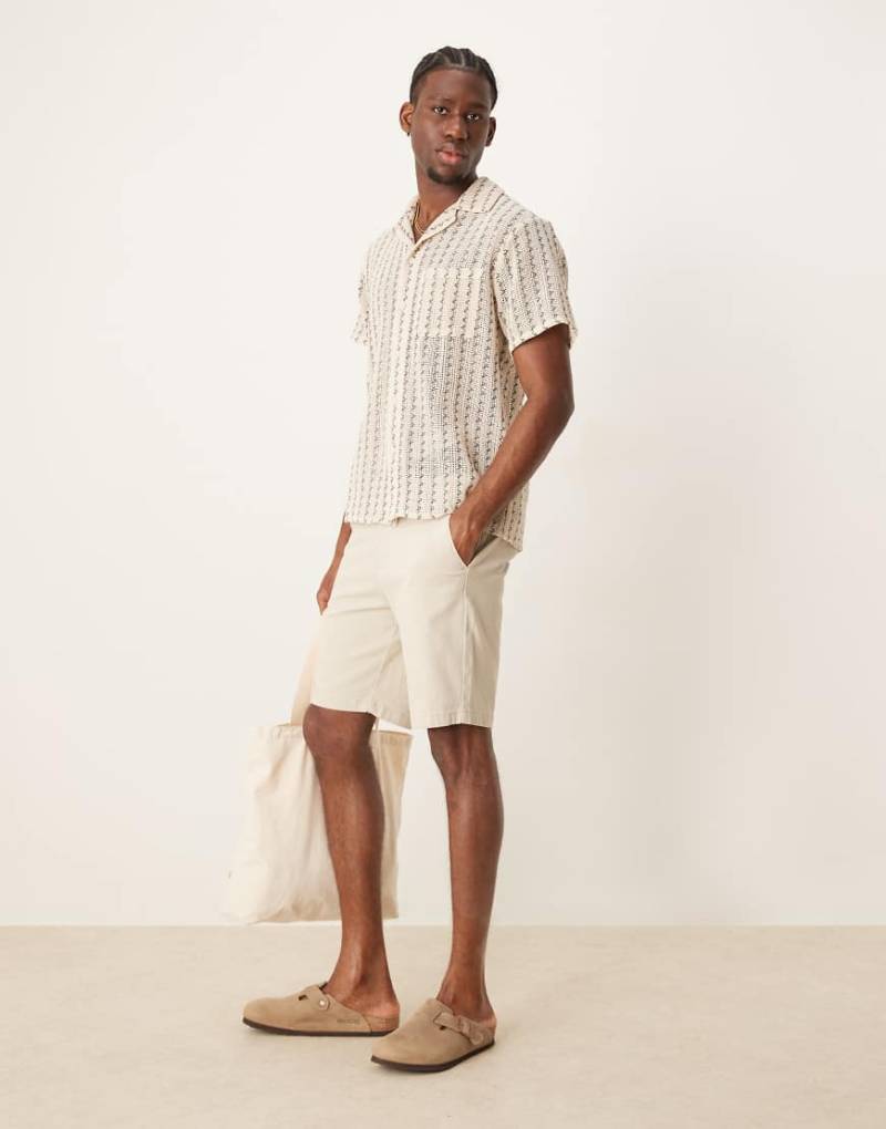 ASOS DESIGN - Schmal geschnittene Chino-Shorts in Steinbeige in normaler Länge-Neutral von ASOS DESIGN