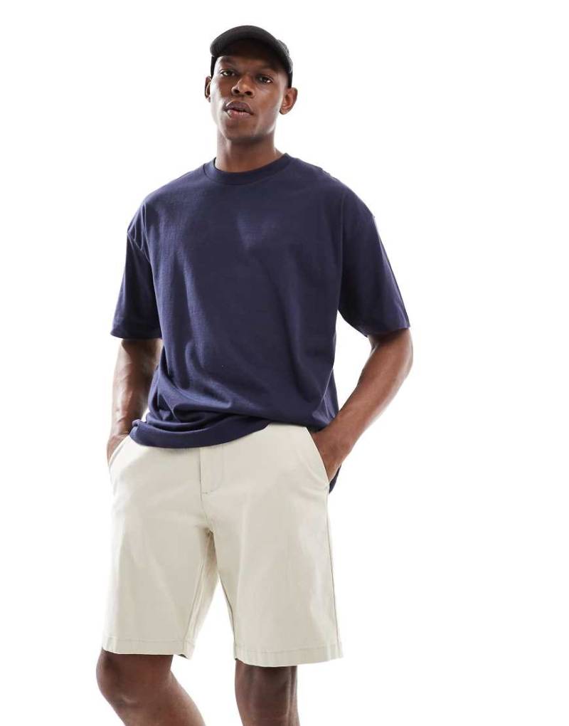 ASOS DESIGN - Schmal geschnittene Chino-Shorts in Steinbeige in regulärer Länge-Neutral von ASOS DESIGN