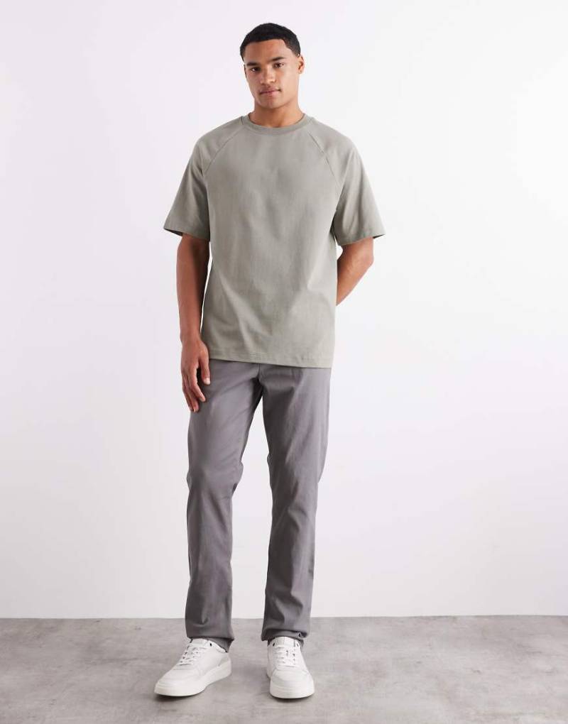 ASOS DESIGN - Schmal geschnittene Chinohose in Grau von ASOS DESIGN