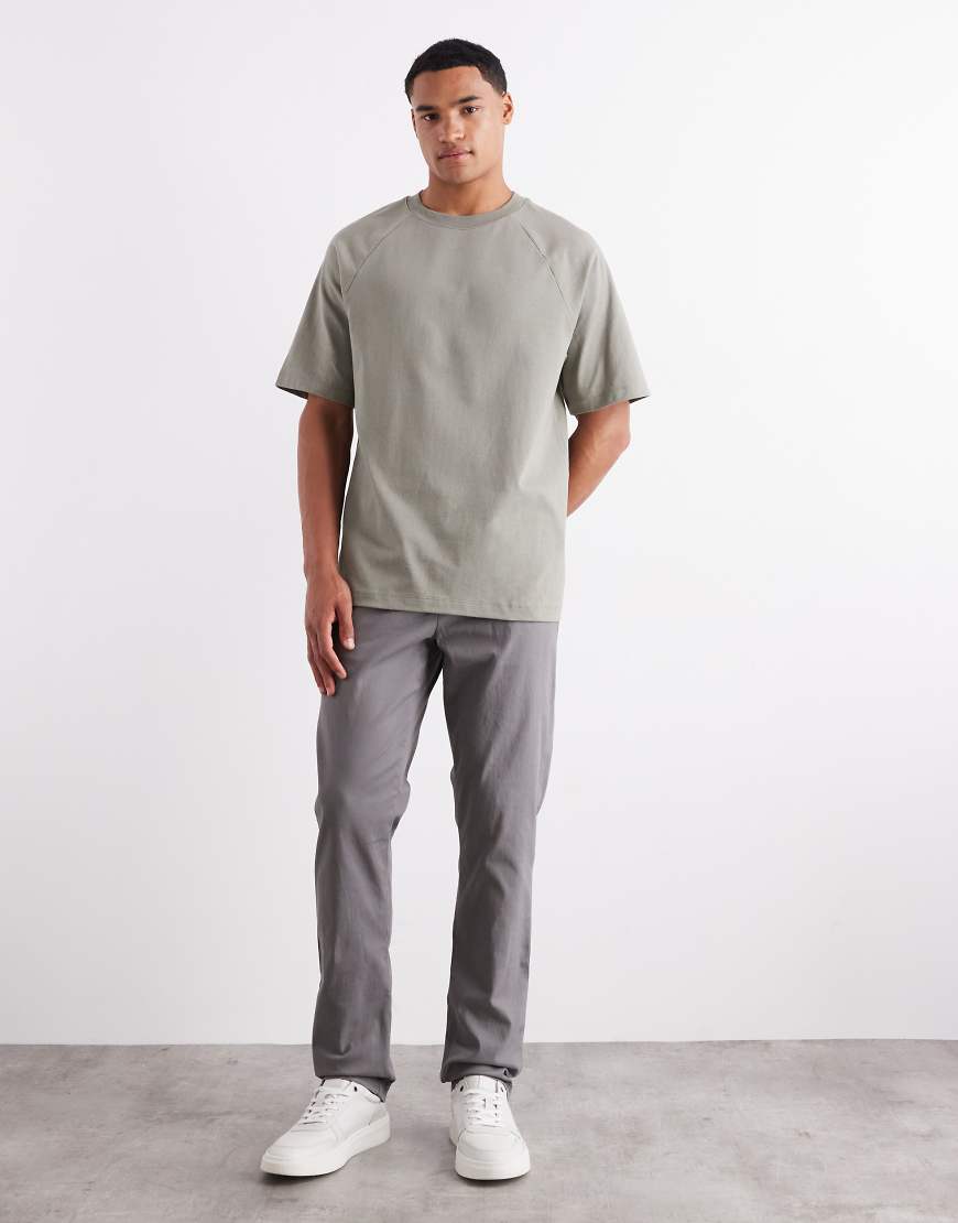 ASOS DESIGN - Schmal geschnittene Chinohose in Grau von ASOS DESIGN