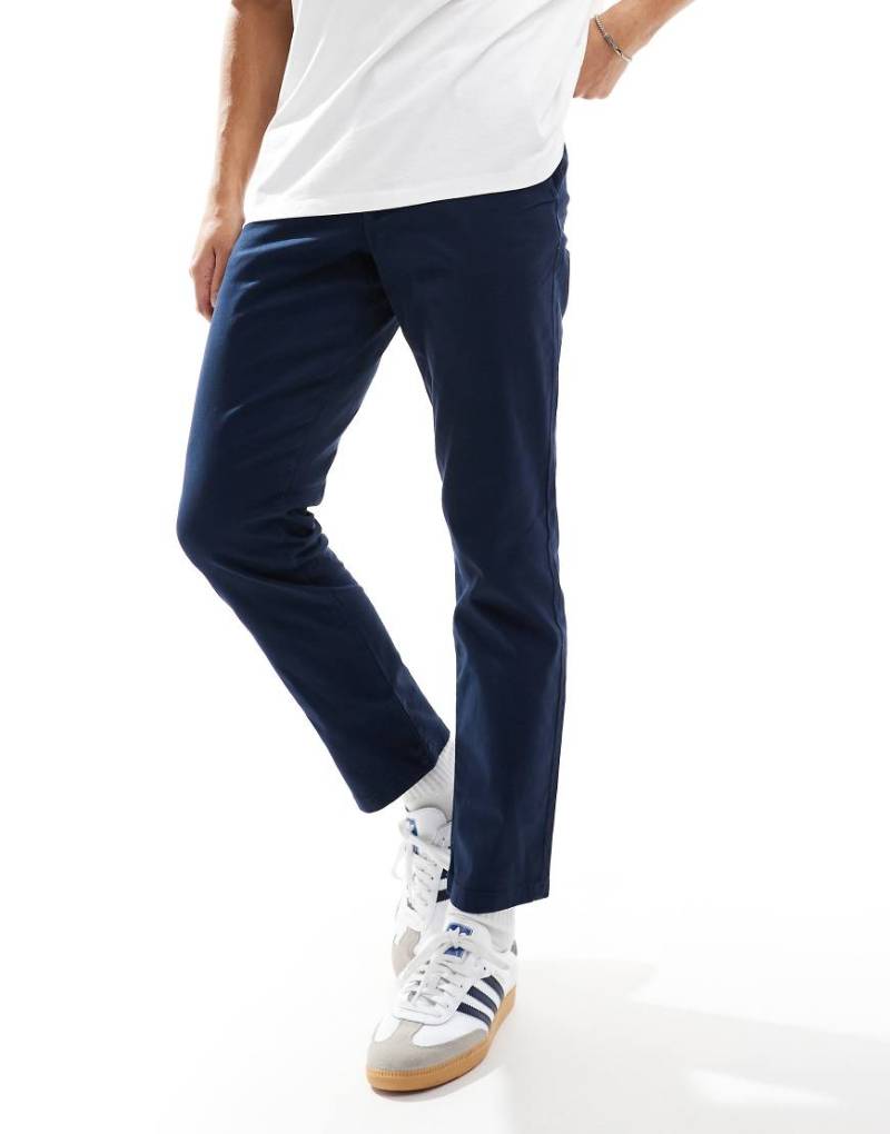 ASOS DESIGN - Schmal geschnittene Chinohose in Marineblau von ASOS DESIGN