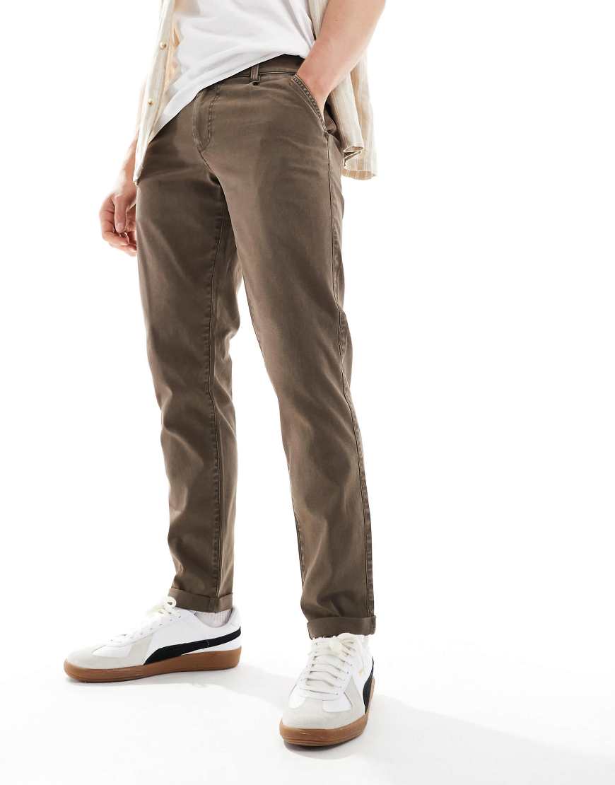 ASOS DESIGN - Schmal geschnittene Chinohose in verwaschenem Braun von ASOS DESIGN