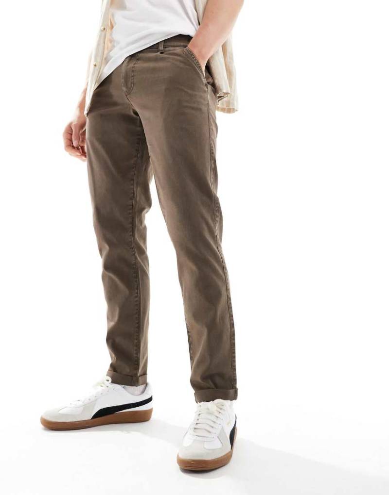 ASOS DESIGN - Schmal geschnittene Chinohose in verwaschenem Braun von ASOS DESIGN