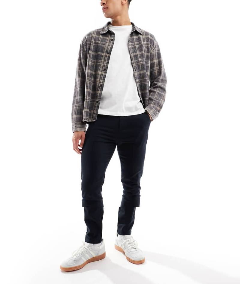 ASOS DESIGN - Schmal geschnittene Chinos im 2er-Set in Schwarz und Marineblau-Bunt von ASOS DESIGN