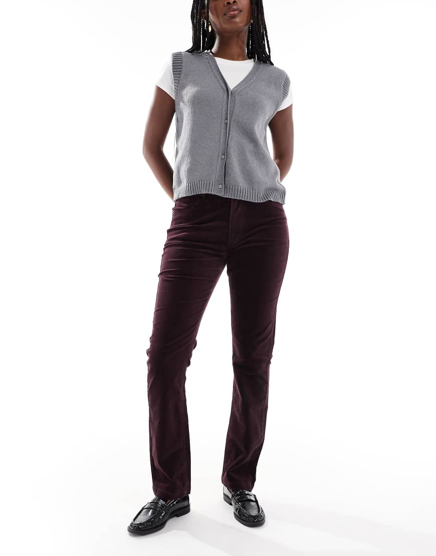 ASOS DESIGN - Schmal geschnittene Cordhose in Pflaume-Rot von ASOS DESIGN