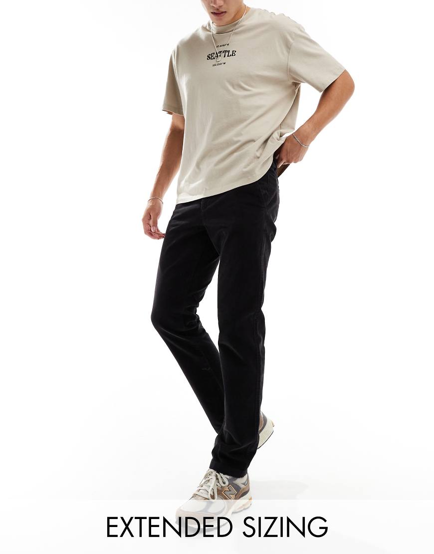 ASOS DESIGN - Schmal geschnittene Cordhose in Schwarz von ASOS DESIGN