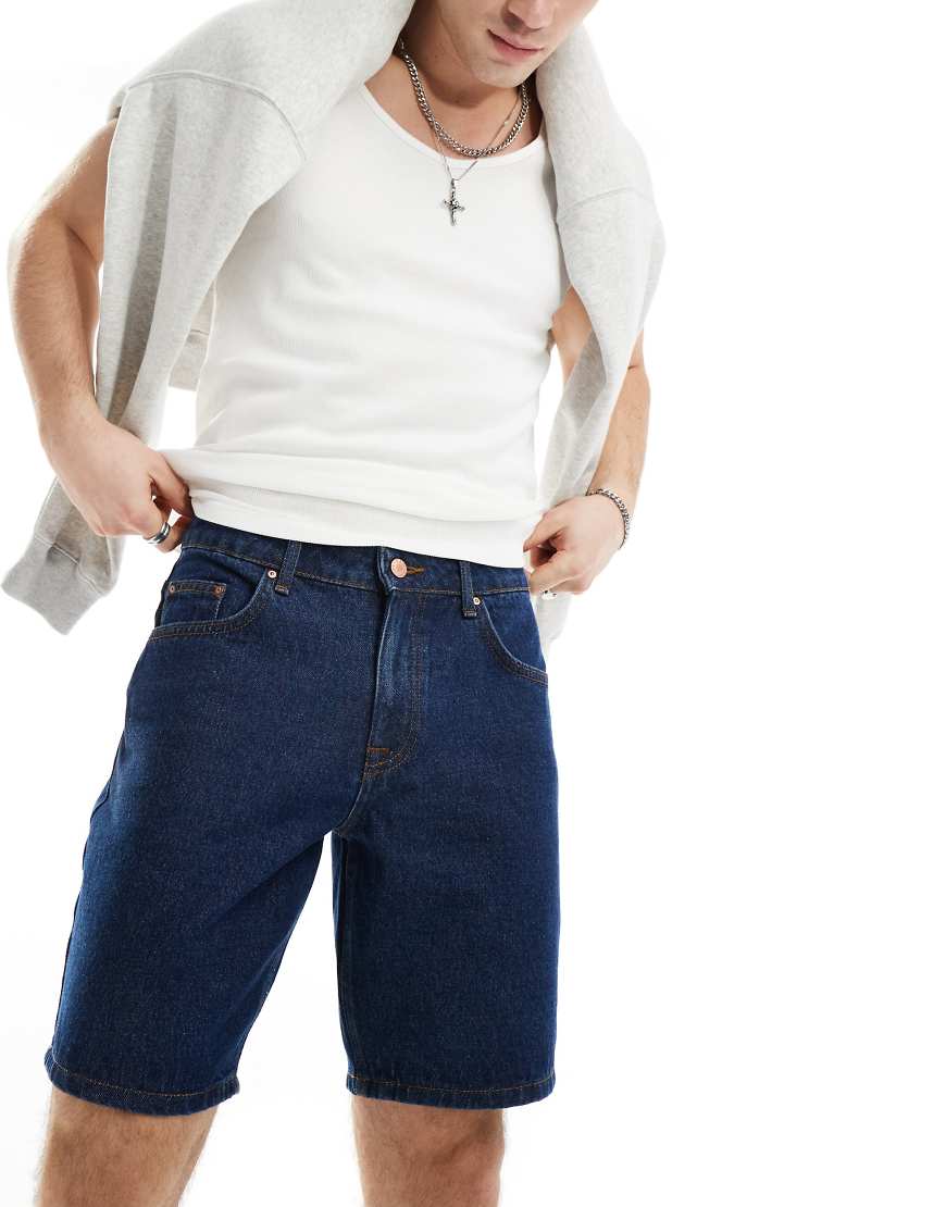 ASOS DESIGN - Schmal geschnittene Jeans-Shorts in normaler Länge in indigoblauer Waschung ASOS DESIGN - Schmal geschnittene Jeans-Shorts in normaler Länge in indigoblauer Waschung von ASOS DESIGN
