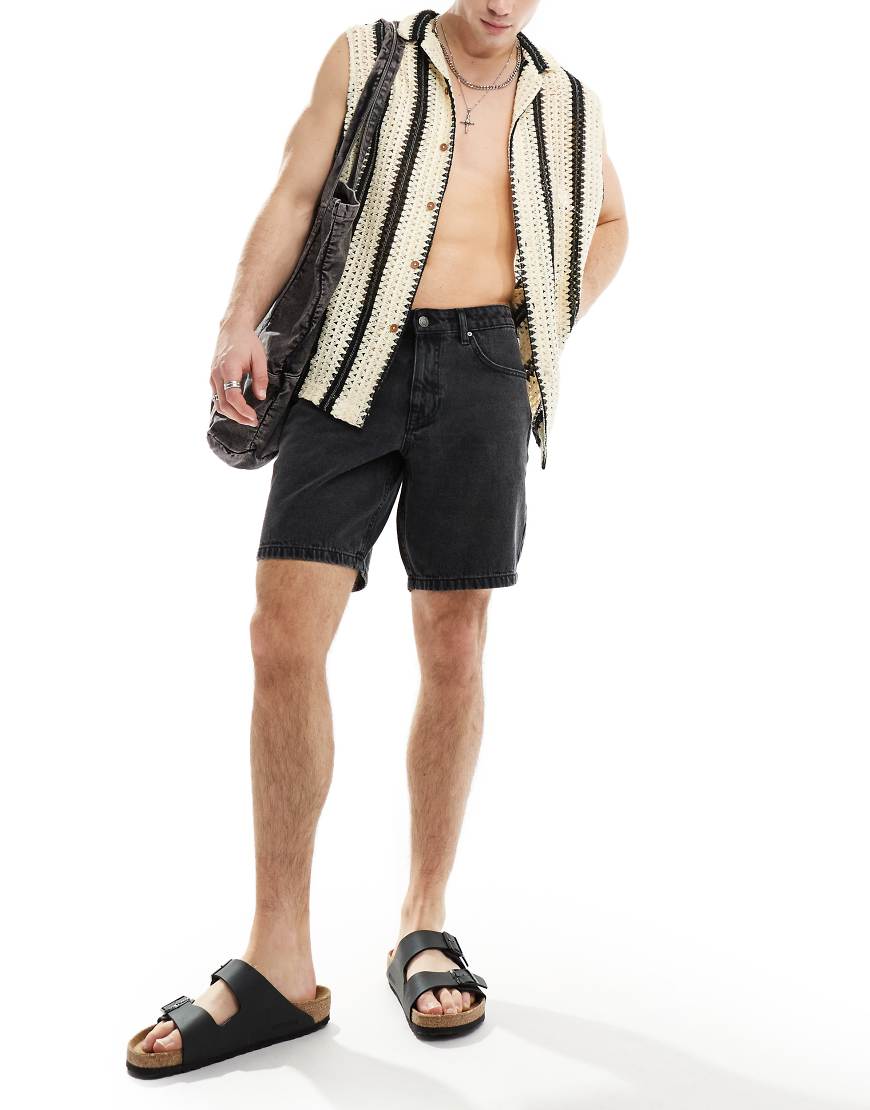 ASOS DESIGN - Schmal geschnittene Jeans-Shorts in verwaschenem Schwarz in normaler Länge von ASOS DESIGN