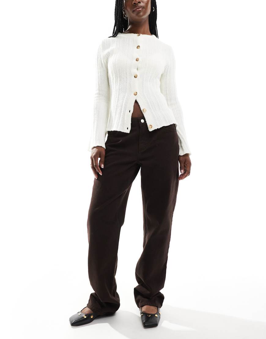 ASOS DESIGN - Schmal geschnittene Jeans in Schokobraun mit niedrigem Bund von ASOS DESIGN