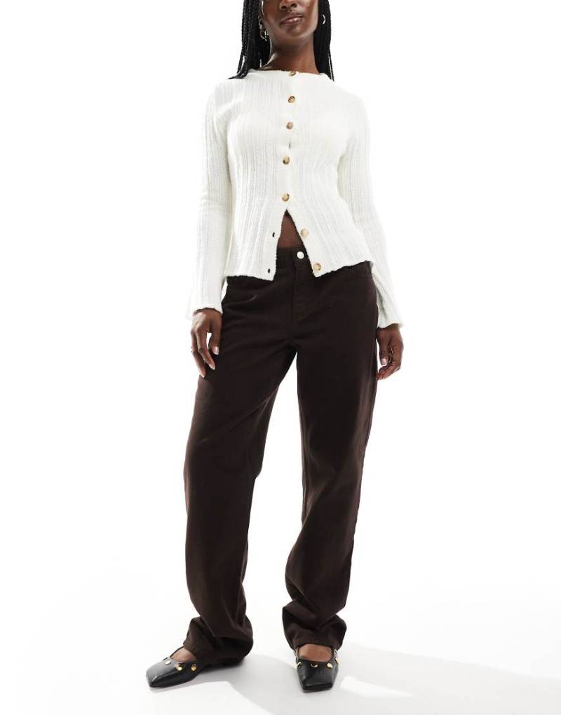 ASOS DESIGN - Schmal geschnittene Jeans in Schokobraun mit niedrigem Bund von ASOS DESIGN