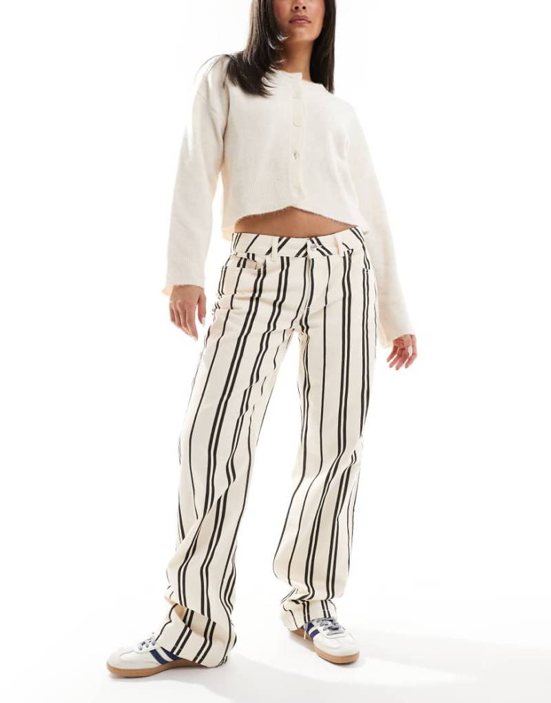 ASOS DESIGN - Schmal geschnittene Jeans in Schwarz-Weiß mit niedrigem Bund und Streifenmuster-Bunt von ASOS DESIGN