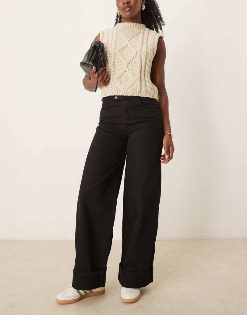 ASOS DESIGN - Schmal geschnittene Jeans in Schwarz mit Umschlag von ASOS DESIGN