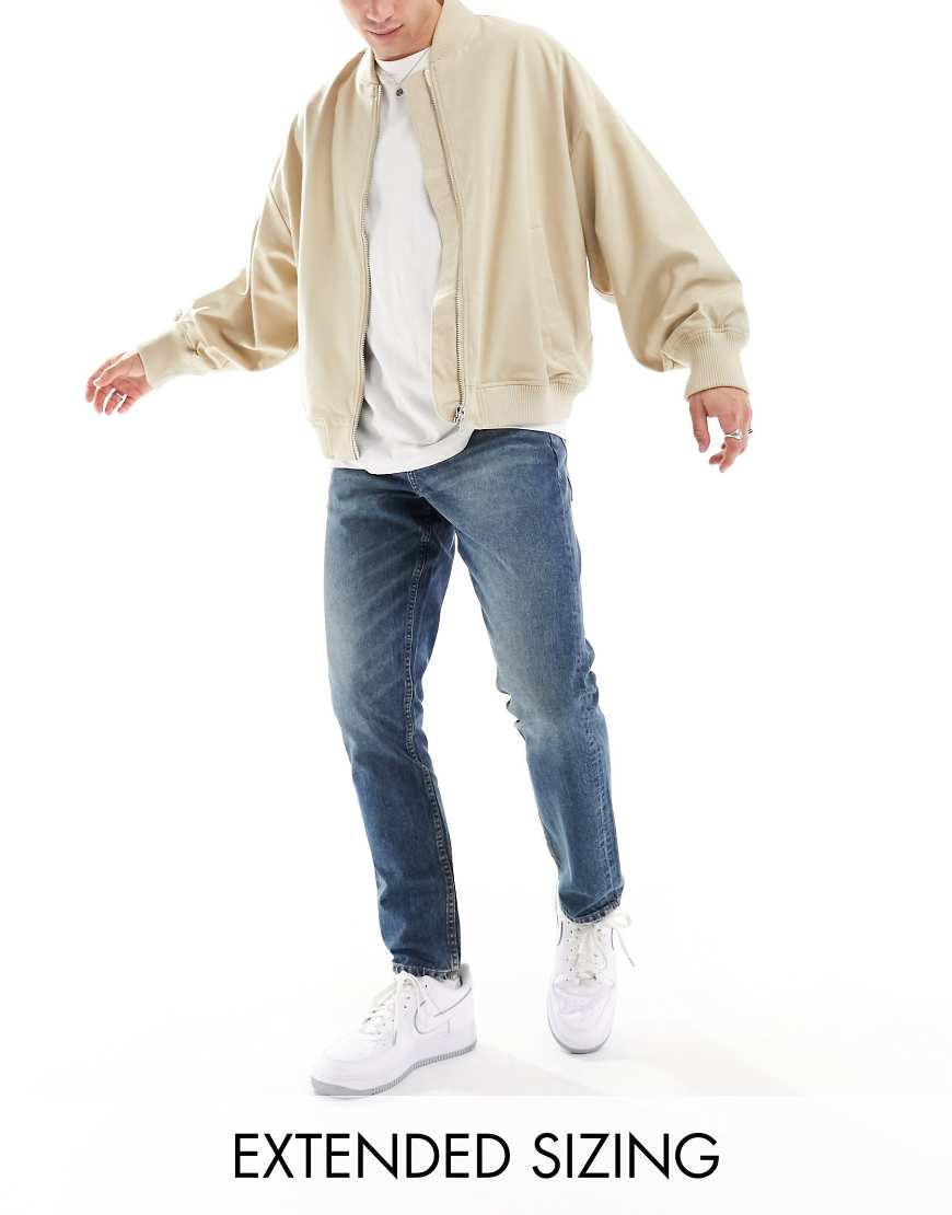 ASOS DESIGN - Schmal geschnittene Jeans in dunkelblau gefärbter Waschung ASOS DESIGN - Schmal geschnittene Jeans in dunkelblau gefärbter Waschung von ASOS DESIGN