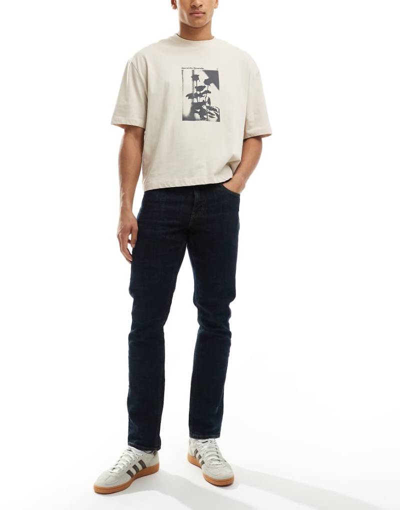 ASOS DESIGN - Schmal geschnittene Jeans in dunkelblauer Vintage-Waschung von ASOS DESIGN