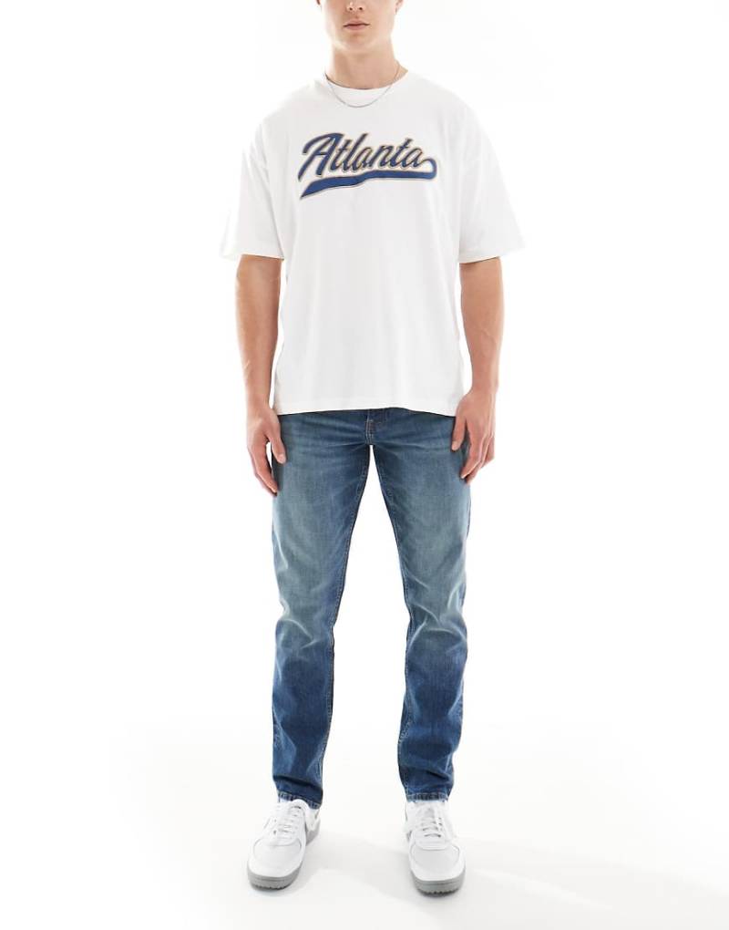 ASOS DESIGN - Schmal geschnittene Jeans in dunkelblauer Vintage-Waschung von ASOS DESIGN