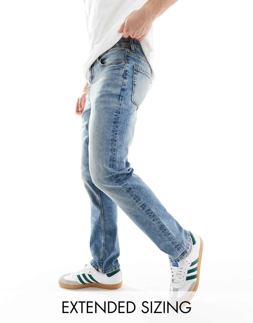 ASOS DESIGN - Schmal geschnittene Jeans in verwaschenem Hellblau ASOS DESIGN - Schmal geschnittene Jeans in verwaschenem Hellblau von ASOS DESIGN