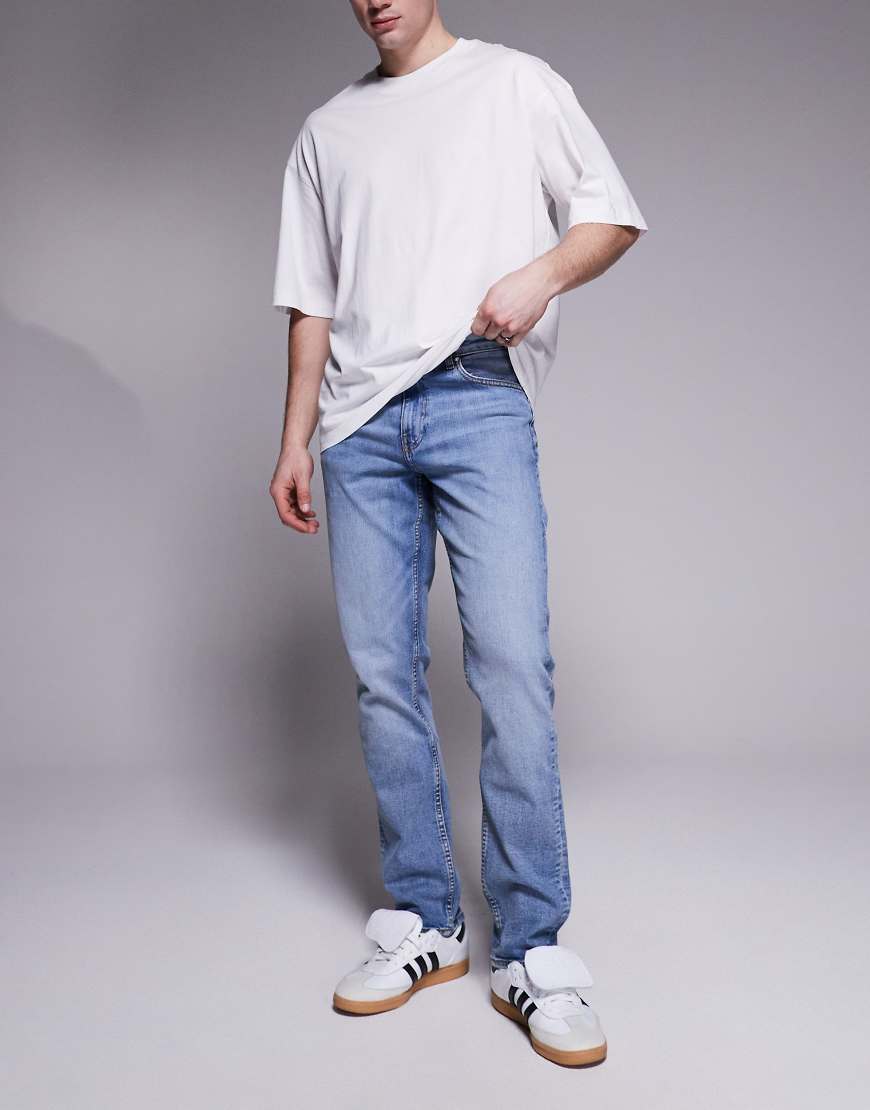 ASOS DESIGN - Schmal geschnittene Jeans in verwaschenem Hellblau ASOS DESIGN - Schmal geschnittene Jeans in verwaschenem Hellblau von ASOS DESIGN