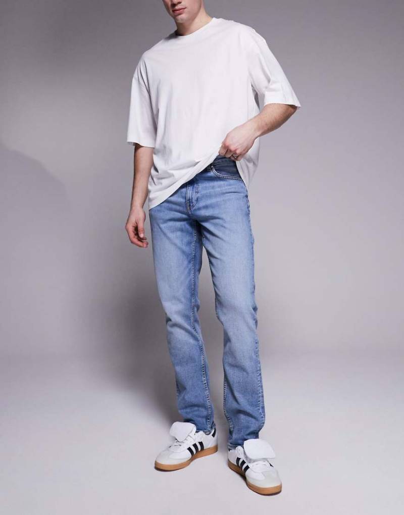 ASOS DESIGN - Schmal geschnittene Jeans in verwaschenem Hellblau von ASOS DESIGN
