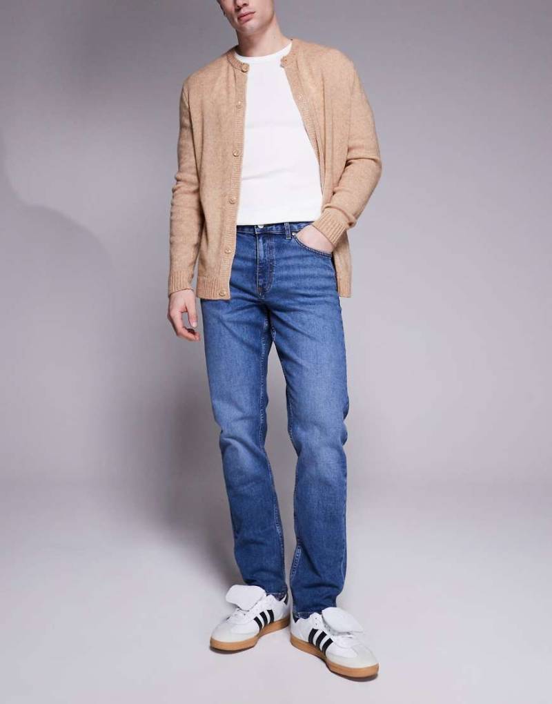 ASOS DESIGN - Schmal geschnittene Jeans in verwaschenem Mittelblau von ASOS DESIGN