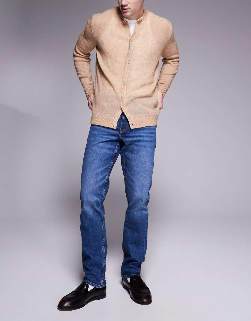 ASOS DESIGN - Schmal geschnittene Jeans in verwaschenem Mittelblau von ASOS DESIGN