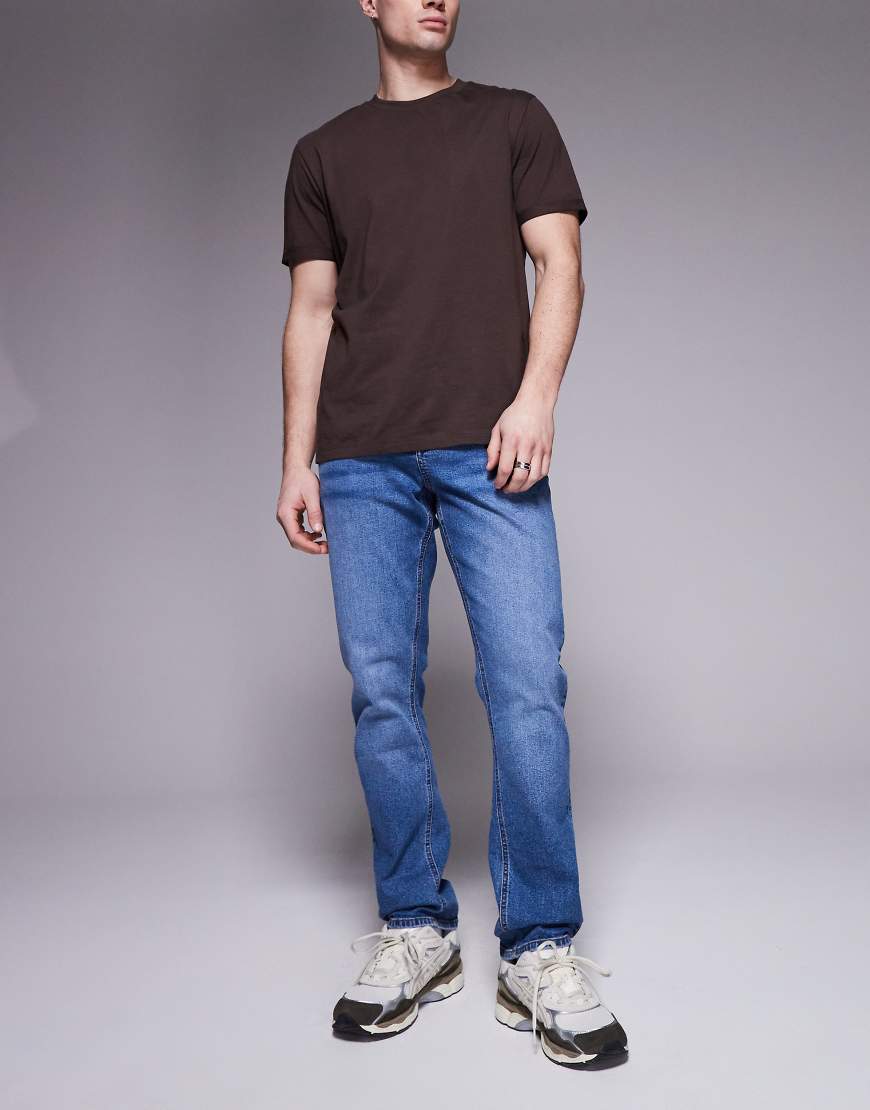 ASOS DESIGN - Schmal geschnittene Jeans in verwaschenem Mittelblau ASOS DESIGN - Schmal geschnittene Jeans in verwaschenem Mittelblau von ASOS DESIGN