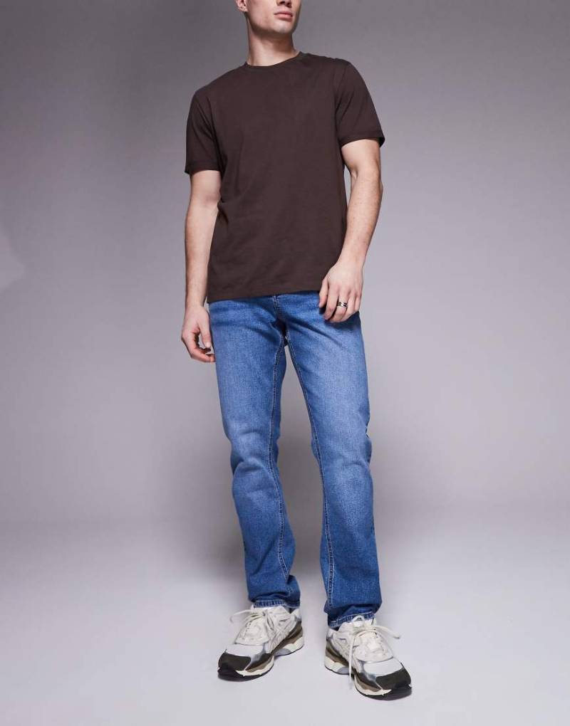 ASOS DESIGN - Schmal geschnittene Jeans in verwaschenem Mittelblau von ASOS DESIGN