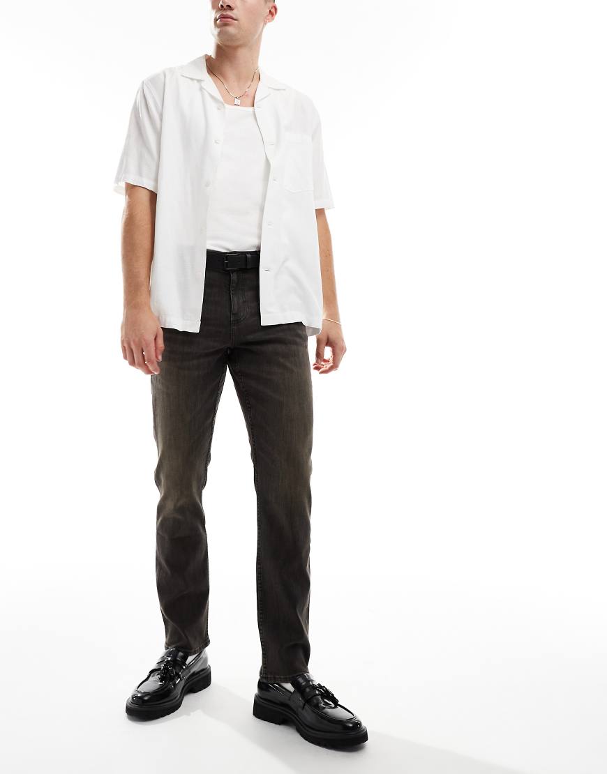 ASOS DESIGN - Schmal geschnittene Jeans in verwaschenem Schwarz mit Braun-Tönung ASOS DESIGN - Schmal geschnittene Jeans in verwaschenem Schwarz mit Braun-Tönung von ASOS DESIGN