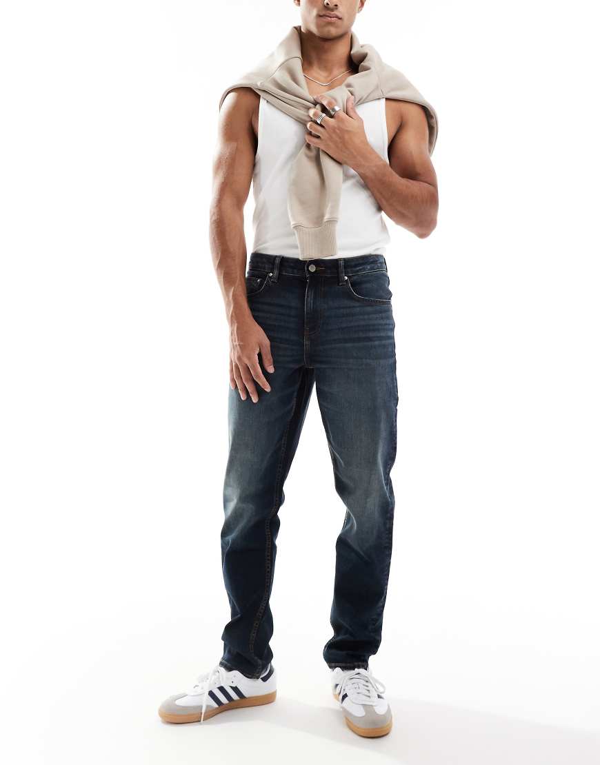 ASOS DESIGN - Schmal geschnittene Jeans in verwaschener, dunkelblauer Tönung ASOS DESIGN - Schmal geschnittene Jeans in verwaschener, dunkelblauer Tönung von ASOS DESIGN